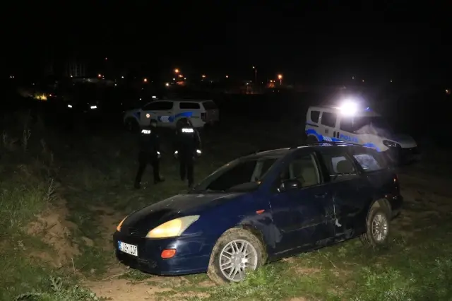 10 kilometre kaçıp tarlaya girdi, aracını tarlada bırakıp saklanırken yakalandı 10 kilometre kaçıp tarlaya girdi, aracını tarlada bırakıp saklanırken yakalandı