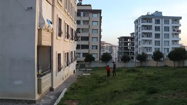 14 yaşındaki genç kız, 11'inci kattan düşerek yaşamını yitirdi 14 yaşındaki genç kız, 11'inci kattan düşerek yaşamını yitirdi