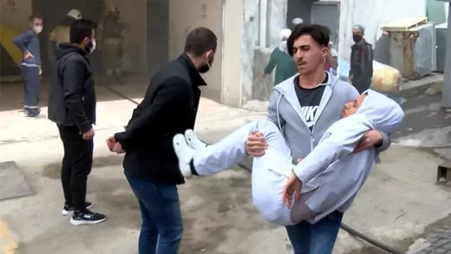 3 katlı iş yerinde patlama! Yaralı arkadaşını kucağında taşıdı 3 katlı iş yerinde patlama! Yaralı arkadaşını kucağında taşıdı