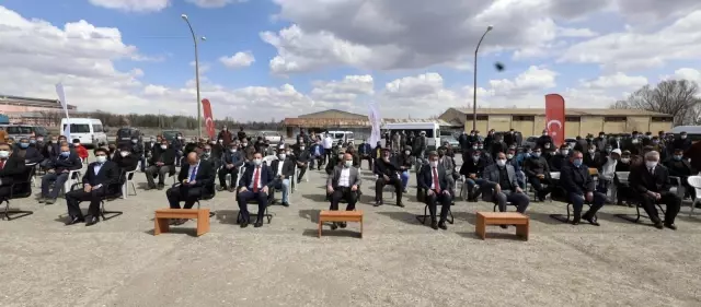 Ağrı Valisi Varol'un katılımıyla düzenlenen törende çiftçilere korunga ve silajlık mısır tohumu dağıtıldı Ağrı Valisi Varol'un katılımıyla düzenlenen törende çiftçilere korunga ve silajlık mısır tohumu dağıtıldı