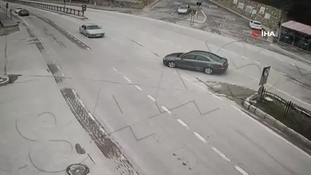 Amasya'da iki otomobilin kafa kafaya çarpıştığı kaza kamerada Amasya'da iki otomobilin kafa kafaya çarpıştığı kaza kamerada