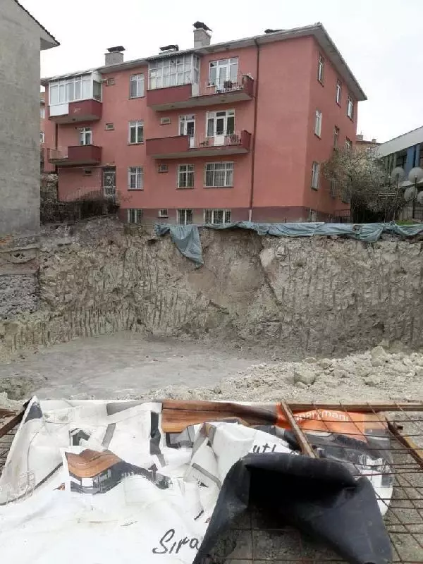 Ankara'da toprak kayması nedeniyle bir apartman tahliye edildi Ankara'da toprak kayması nedeniyle bir apartman tahliye edildi