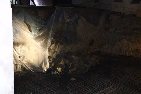 Ankara'da toprak kayması nedeniyle bir apartman tahliye edildi Ankara'da toprak kayması nedeniyle bir apartman tahliye edildi