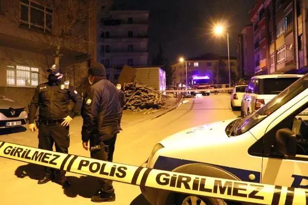 Ankara'da toprak kayması nedeniyle bir apartman tahliye edildi Ankara'da toprak kayması nedeniyle bir apartman tahliye edildi