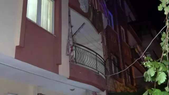 Annesinin öldüğüne ancak çaldığı kapısı açılmayınca inandı, apartmanı birbirine kattı Annesinin öldüğüne ancak çaldığı kapısı açılmayınca inandı, apartmanı birbirine kattı