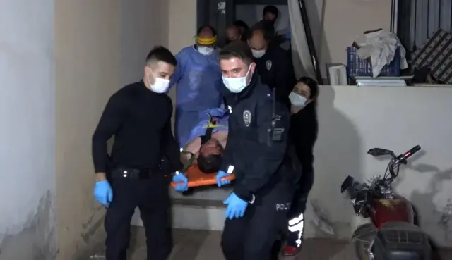Annesinin öldüğüne ancak çaldığı kapısı açılmayınca inandı, apartmanı birbirine kattı Annesinin öldüğüne ancak çaldığı kapısı açılmayınca inandı, apartmanı birbirine kattı