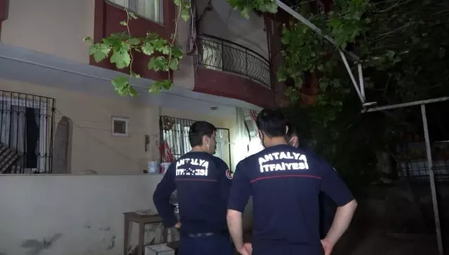 Annesinin öldüğüne ancak çaldığı kapısı açılmayınca inandı, apartmanı birbirine kattı Annesinin öldüğüne ancak çaldığı kapısı açılmayınca inandı, apartmanı birbirine kattı