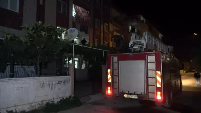 Annesinin öldüğüne ancak çaldığı kapısı açılmayınca inandı, apartmanı birbirine kattı Annesinin öldüğüne ancak çaldığı kapısı açılmayınca inandı, apartmanı birbirine kattı