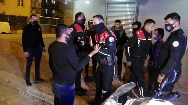 Sokak kısıtlamasını ihlal eden 2 genç ortalığı karıştırdı! Kardeşinin ceza yediğini duyan ağabey, yanındakini tokatladı Sokak kısıtlamasını ihlal eden 2 genç ortalığı karıştırdı! Kardeşinin ceza yediğini duyan ağabey, yanındakini tokatladı