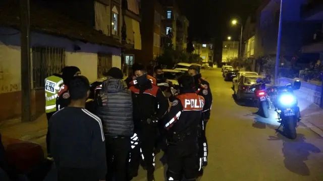 Sokak kısıtlamasını ihlal eden 2 genç ortalığı karıştırdı! Kardeşinin ceza yediğini duyan ağabey, yanındakini tokatladı Sokak kısıtlamasını ihlal eden 2 genç ortalığı karıştırdı! Kardeşinin ceza yediğini duyan ağabey, yanındakini tokatladı