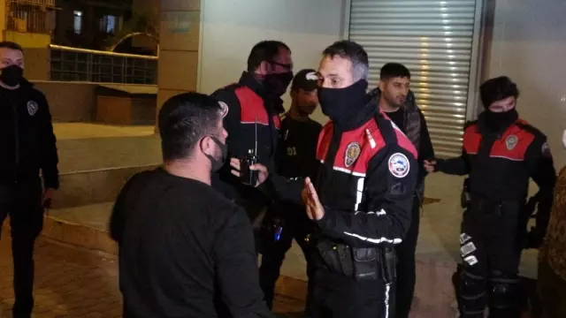 Sokak kısıtlamasını ihlal eden 2 genç ortalığı karıştırdı! Kardeşinin ceza yediğini duyan ağabey, yanındakini tokatladı Sokak kısıtlamasını ihlal eden 2 genç ortalığı karıştırdı! Kardeşinin ceza yediğini duyan ağabey, yanındakini tokatladı