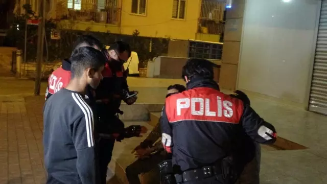 Sokak kısıtlamasını ihlal eden 2 genç ortalığı karıştırdı! Kardeşinin ceza yediğini duyan ağabey, yanındakini tokatladı Sokak kısıtlamasını ihlal eden 2 genç ortalığı karıştırdı! Kardeşinin ceza yediğini duyan ağabey, yanındakini tokatladı