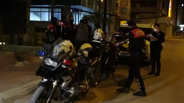 Sokak kısıtlamasını ihlal eden 2 genç ortalığı karıştırdı! Kardeşinin ceza yediğini duyan ağabey, yanındakini tokatladı Sokak kısıtlamasını ihlal eden 2 genç ortalığı karıştırdı! Kardeşinin ceza yediğini duyan ağabey, yanındakini tokatladı