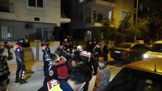 Sokak kısıtlamasını ihlal eden 2 genç ortalığı karıştırdı! Kardeşinin ceza yediğini duyan ağabey, yanındakini tokatladı Sokak kısıtlamasını ihlal eden 2 genç ortalığı karıştırdı! Kardeşinin ceza yediğini duyan ağabey, yanındakini tokatladı