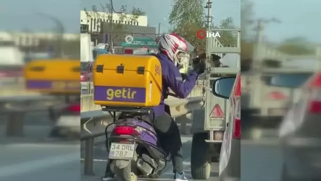 Antalya'da trafikte kurye ile köpek arasında yürek ısıtan görüntü Antalya'da trafikte kurye ile köpek arasında yürek ısıtan görüntü