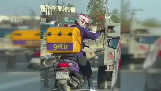 Antalya'da trafikte kurye ile köpek arasında yürek ısıtan görüntü Antalya'da trafikte kurye ile köpek arasında yürek ısıtan görüntü