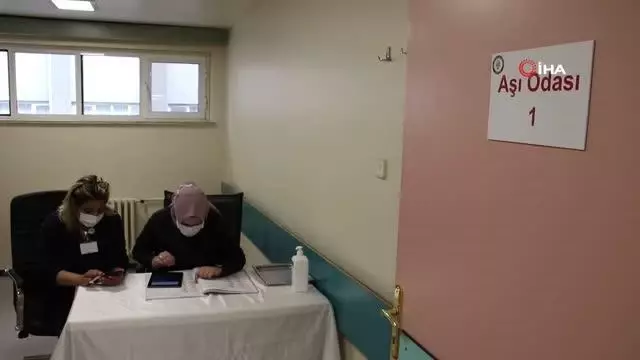 Aşı odaları boş kaldı, Başhekim sırası geleni 'Kliniklerimiz gece 24'e kadar çalışmaktadır' diyerek davet etti Aşı odaları boş kaldı, Başhekim sırası geleni 'Kliniklerimiz gece 24'e kadar çalışmaktadır' diyerek davet etti