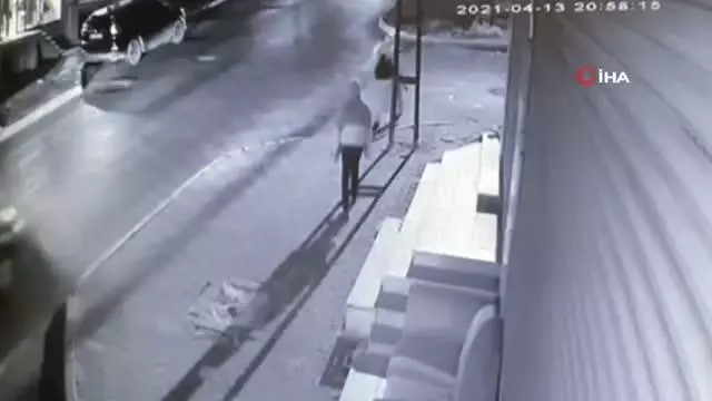 Son dakika 3. sayfa: Avcılar'da kadına kapkaç şoku kamerada Son dakika 3. sayfa: Avcılar'da kadına kapkaç şoku kamerada