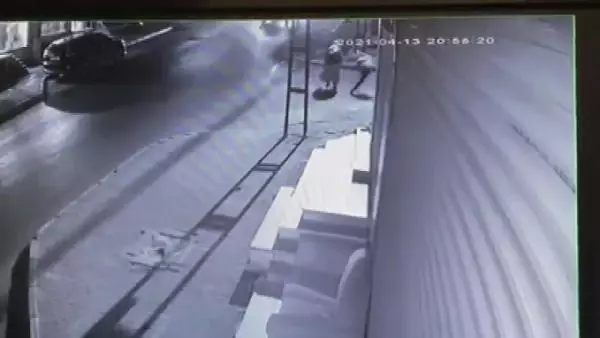 AVCILAR'DAKİ YOLDA YÜRÜYEN KADINA KAPKAÇ ŞOKU AVCILAR'DAKİ YOLDA YÜRÜYEN KADINA KAPKAÇ ŞOKU