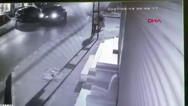 AVCILAR'DAKİ YOLDA YÜRÜYEN KADINA KAPKAÇ ŞOKU AVCILAR'DAKİ YOLDA YÜRÜYEN KADINA KAPKAÇ ŞOKU