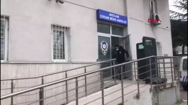 AVCILAR'DAKİ YOLDA YÜRÜYEN KADINA KAPKAÇ ŞOKU AVCILAR'DAKİ YOLDA YÜRÜYEN KADINA KAPKAÇ ŞOKU