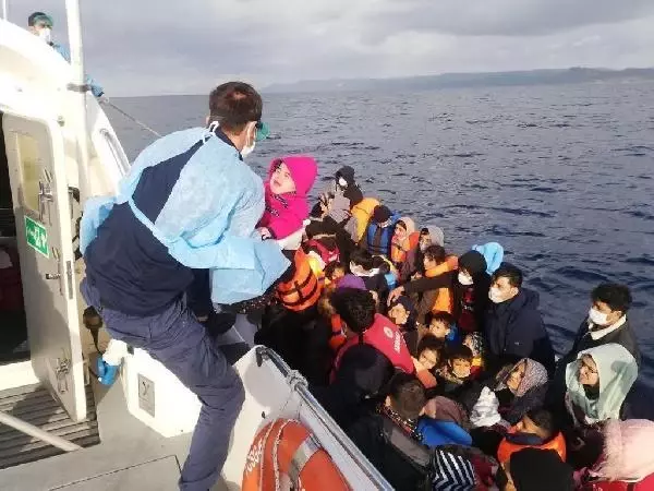 Ayvacık açıklarında, 2 lastik bottaki 110 kaçak göçmen kurtarıldı Ayvacık açıklarında, 2 lastik bottaki 110 kaçak göçmen kurtarıldı