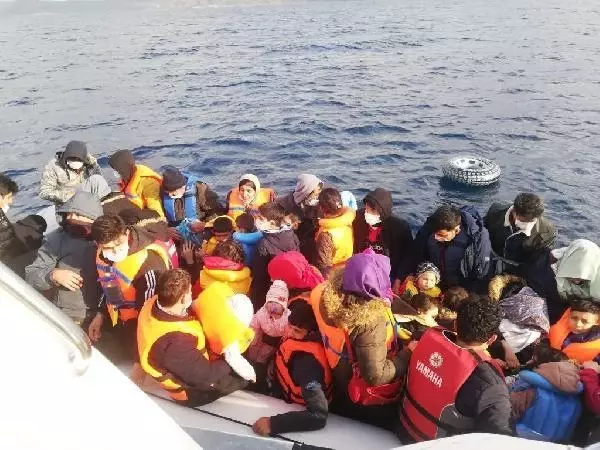 Ayvacık açıklarında, 2 lastik bottaki 110 kaçak göçmen kurtarıldı Ayvacık açıklarında, 2 lastik bottaki 110 kaçak göçmen kurtarıldı
