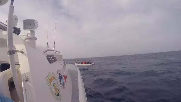 Ayvacık açıklarında, 2 lastik bottaki 110 kaçak göçmen kurtarıldı Ayvacık açıklarında, 2 lastik bottaki 110 kaçak göçmen kurtarıldı