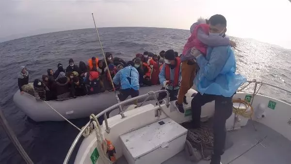 Ayvacık açıklarında, 2 lastik bottaki 110 kaçak göçmen kurtarıldı Ayvacık açıklarında, 2 lastik bottaki 110 kaçak göçmen kurtarıldı