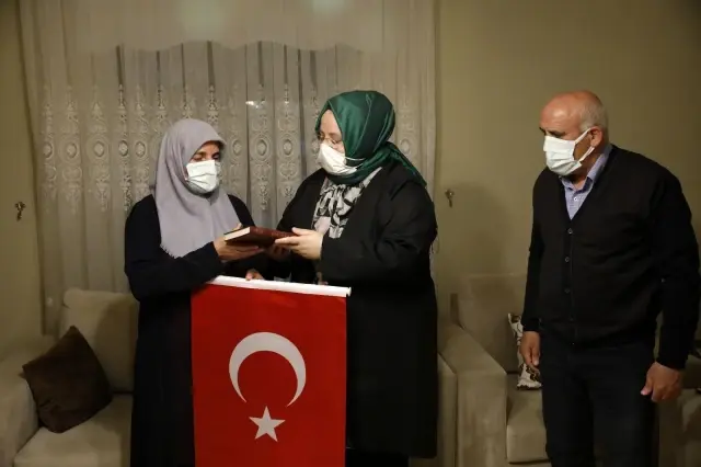 Son dakika haberi | Bakan Selçuk, iftarda 'Reşat Baba' olarak tanınan Kıbrıs Gazisi'nin evine konuk oldu Son dakika haberi | Bakan Selçuk, iftarda 'Reşat Baba' olarak tanınan Kıbrıs Gazisi'nin evine konuk oldu