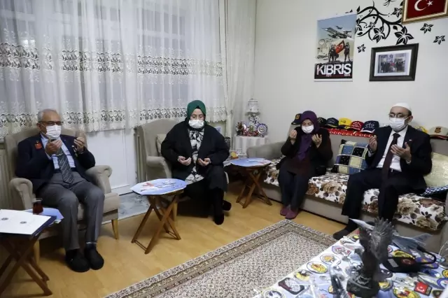 Son dakika haberi | Bakan Selçuk, iftarda 'Reşat Baba' olarak tanınan Kıbrıs Gazisi'nin evine konuk oldu Son dakika haberi | Bakan Selçuk, iftarda 'Reşat Baba' olarak tanınan Kıbrıs Gazisi'nin evine konuk oldu
