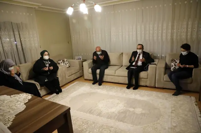 Son dakika haberi | Bakan Selçuk, iftarda 'Reşat Baba' olarak tanınan Kıbrıs Gazisi'nin evine konuk oldu Son dakika haberi | Bakan Selçuk, iftarda 'Reşat Baba' olarak tanınan Kıbrıs Gazisi'nin evine konuk oldu