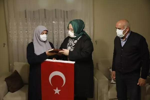 Bakan Selçuk, Kıbrıs Gazisi 'Reşat Baba'nın evinde iftar yaptı Bakan Selçuk, Kıbrıs Gazisi 'Reşat Baba'nın evinde iftar yaptı