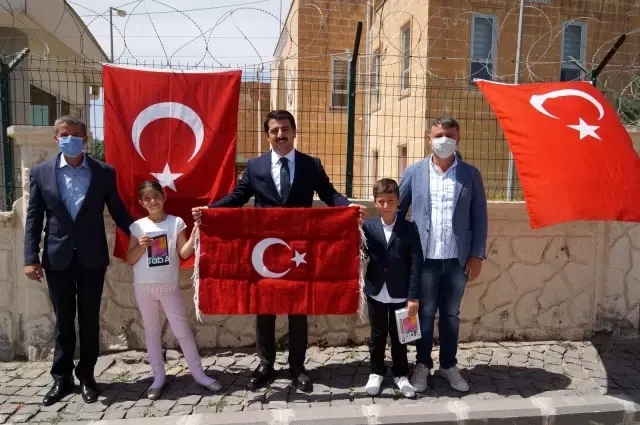 Bakan Soylu'dan bayrağı öpen çocuklara sürpriz Bakan Soylu'dan bayrağı öpen çocuklara sürpriz