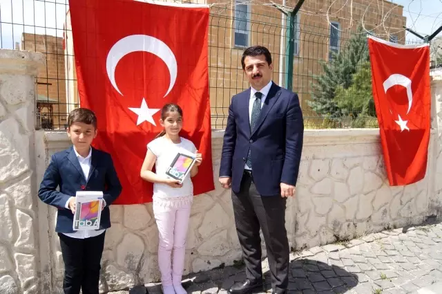 Bakan Soylu'dan bayrağı öpen çocuklara sürpriz Bakan Soylu'dan bayrağı öpen çocuklara sürpriz