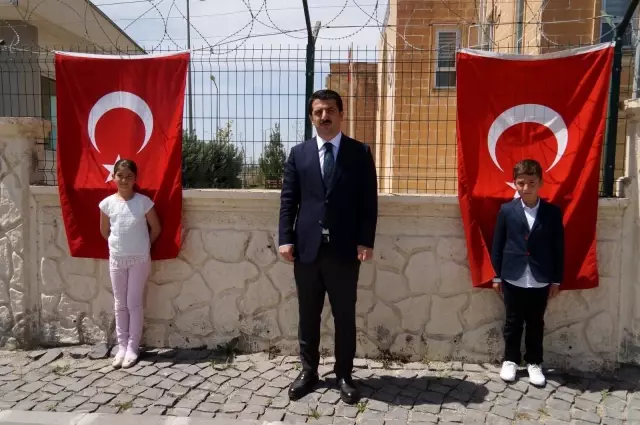 Bakan Soylu'dan bayrağı öpen çocuklara sürpriz Bakan Soylu'dan bayrağı öpen çocuklara sürpriz