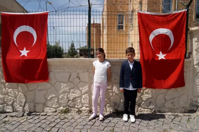 Bakan Soylu'dan bayrağı öpen çocuklara sürpriz Bakan Soylu'dan bayrağı öpen çocuklara sürpriz