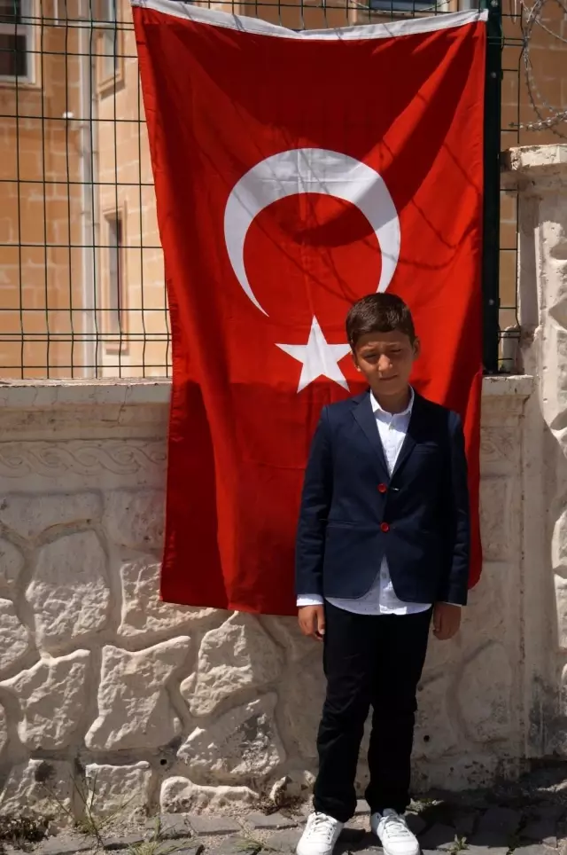 Bakan Soylu'dan bayrağı öpen çocuklara sürpriz Bakan Soylu'dan bayrağı öpen çocuklara sürpriz