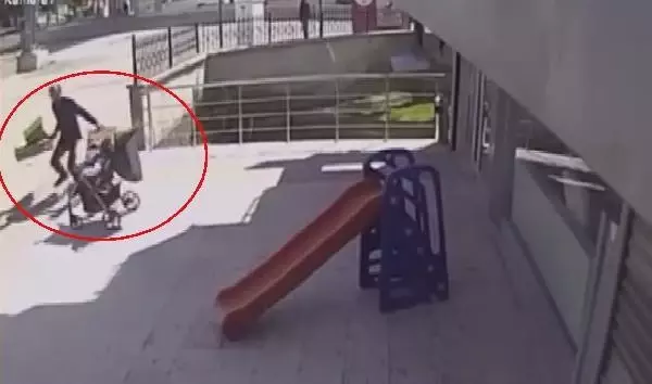 BEBEK ARABASININ YOLA DÜŞMESİ SON ANDA ENGELLENDİ BEBEK ARABASININ YOLA DÜŞMESİ SON ANDA ENGELLENDİ
