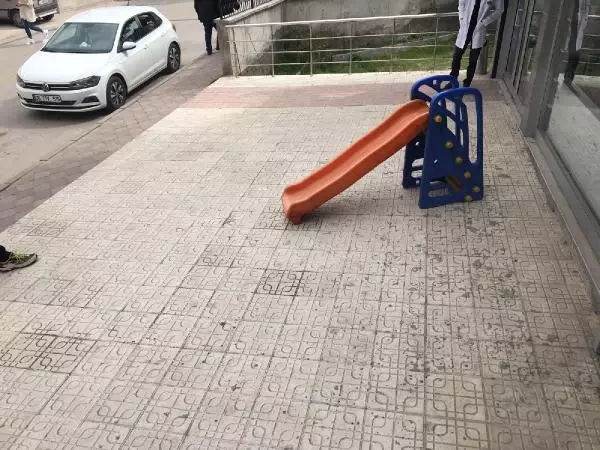 BEBEK ARABASININ YOLA DÜŞMESİ SON ANDA ENGELLENDİ BEBEK ARABASININ YOLA DÜŞMESİ SON ANDA ENGELLENDİ