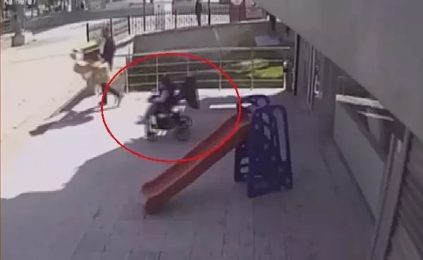 BEBEK ARABASININ YOLA DÜŞMESİ SON ANDA ENGELLENDİ BEBEK ARABASININ YOLA DÜŞMESİ SON ANDA ENGELLENDİ