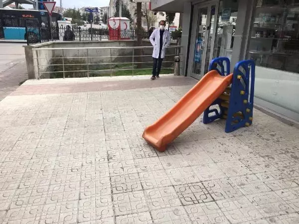 BEBEK ARABASININ YOLA DÜŞMESİ SON ANDA ENGELLENDİ BEBEK ARABASININ YOLA DÜŞMESİ SON ANDA ENGELLENDİ