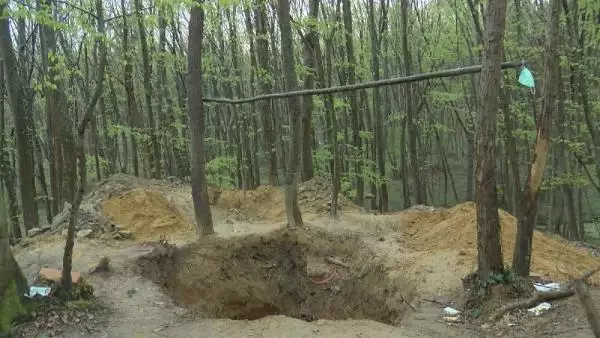 Belgrad Ormanı'nda define avı... Devasa çukur şaşkına çevirdi Belgrad Ormanı'nda define avı... Devasa çukur şaşkına çevirdi