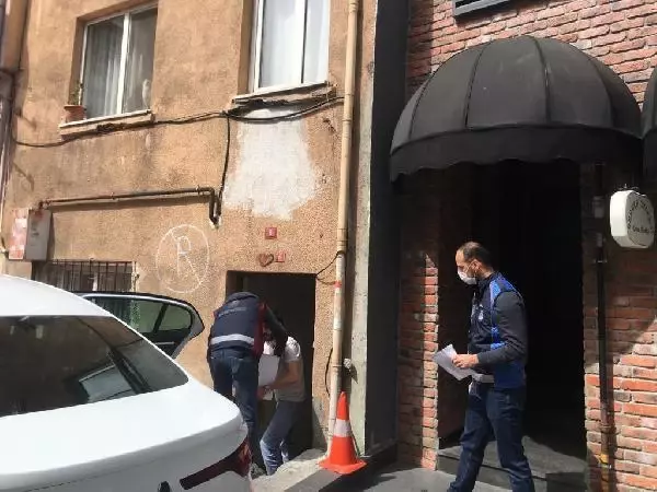 İSTANBUL,BEYOĞLU'NDA YARDIM KOLİLERİ BELEDİYE EKİPLERİ TARAFINDAN KAPI KAPI DAĞITILDI İSTANBUL,BEYOĞLU'NDA YARDIM KOLİLERİ BELEDİYE EKİPLERİ TARAFINDAN KAPI KAPI DAĞITILDI