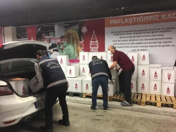 İSTANBUL,BEYOĞLU'NDA YARDIM KOLİLERİ BELEDİYE EKİPLERİ TARAFINDAN KAPI KAPI DAĞITILDI İSTANBUL,BEYOĞLU'NDA YARDIM KOLİLERİ BELEDİYE EKİPLERİ TARAFINDAN KAPI KAPI DAĞITILDI