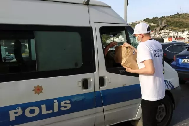 Bodrum Belediyesi iftara yetişemeyenlere kumanya dağıttı Bodrum Belediyesi iftara yetişemeyenlere kumanya dağıttı