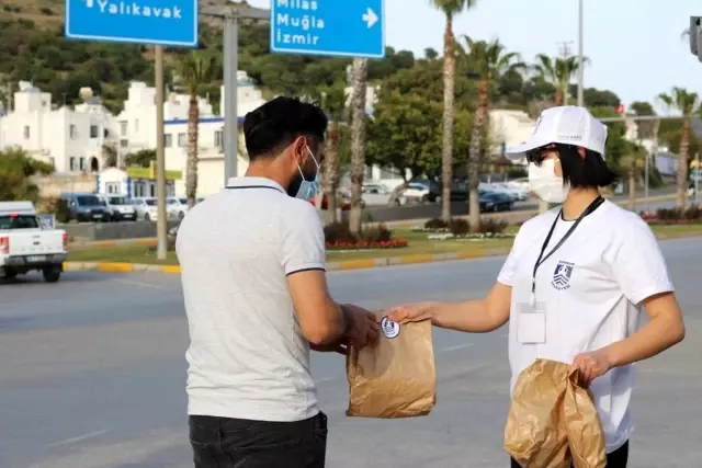 Bodrum Belediyesi iftara yetişemeyenlere kumanya dağıttı Bodrum Belediyesi iftara yetişemeyenlere kumanya dağıttı