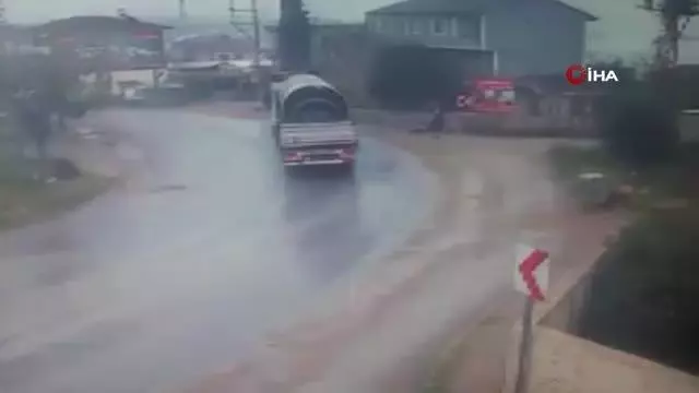 Son dakika haber... Bursa'da tır dehşeti...Kayan tırın 2 kişiye çarptığı feci kaza kameralara yansıdı Son dakika haber... Bursa'da tır dehşeti...Kayan tırın 2 kişiye çarptığı feci kaza kameralara yansıdı