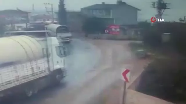 Son dakika haber... Bursa'da tır dehşeti...Kayan tırın 2 kişiye çarptığı feci kaza kameralara yansıdı Son dakika haber... Bursa'da tır dehşeti...Kayan tırın 2 kişiye çarptığı feci kaza kameralara yansıdı