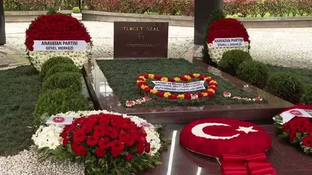 8. Cumhurbaşkanı Turgut Özal, vefatının 28. yılında kabri başında anıldı 8. Cumhurbaşkanı Turgut Özal, vefatının 28. yılında kabri başında anıldı